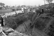 810822 Afbeelding van het storten van een fundering ten behoeve van de aanleg van de riolering tijdens de bouw van de ...